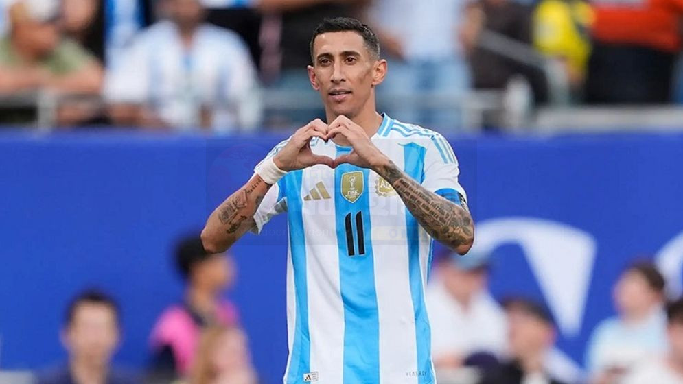 Angel Di Maria receiving Argentina best footballer award