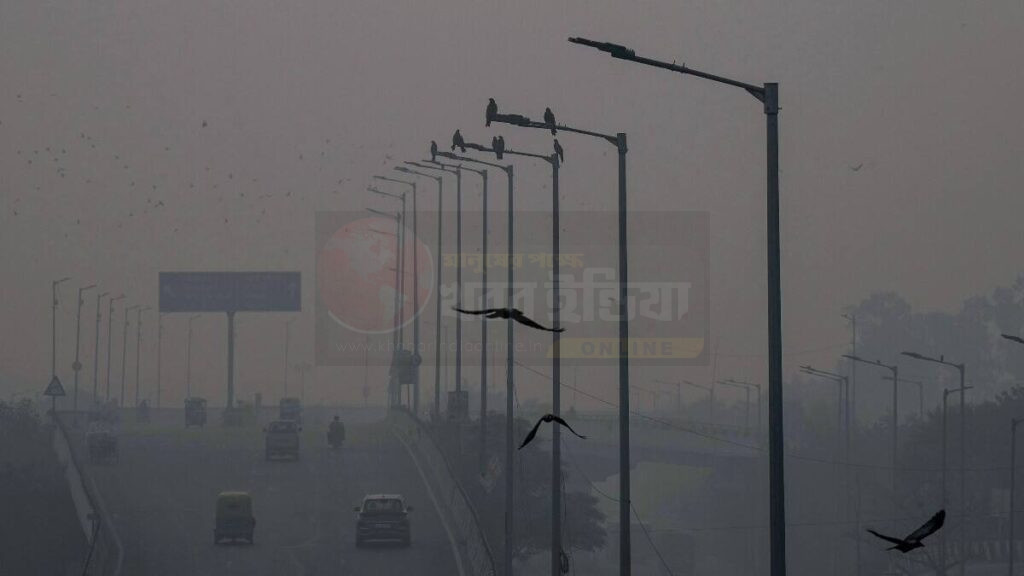 Delhi air pollution smog covering city roads