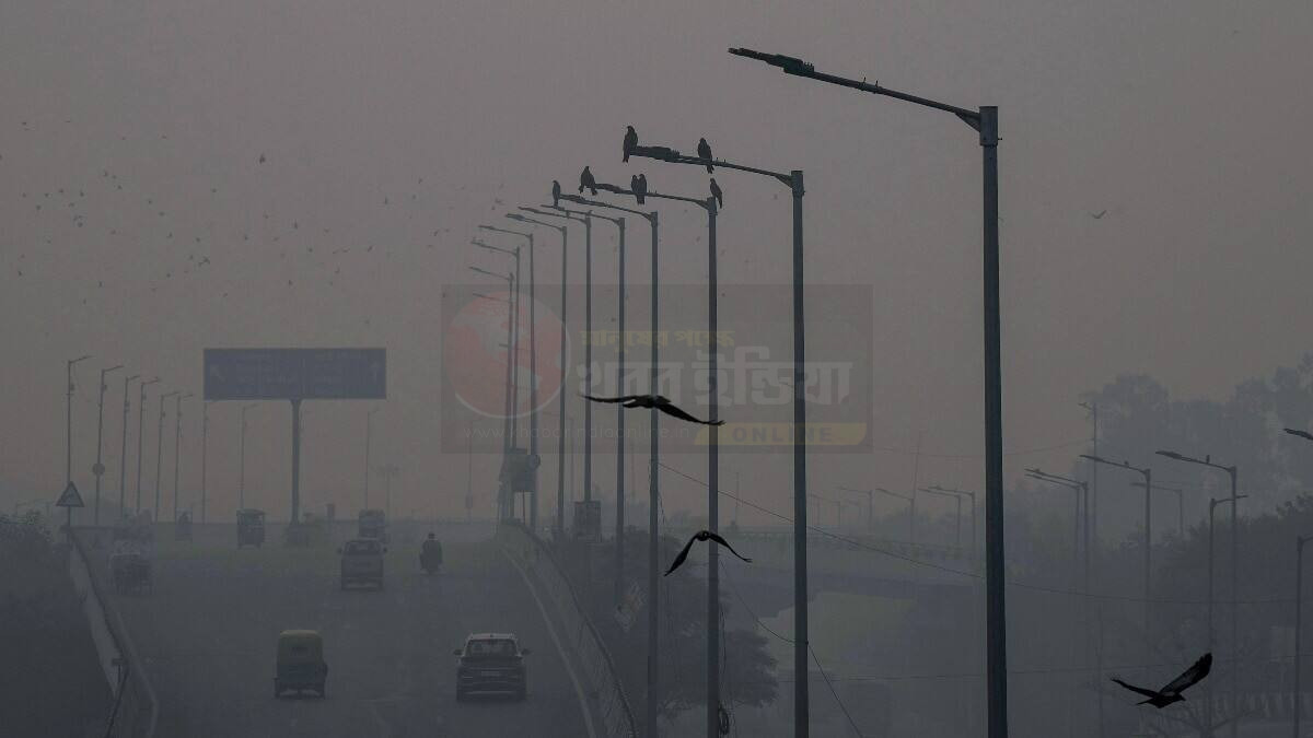 Delhi air pollution smog covering city roads