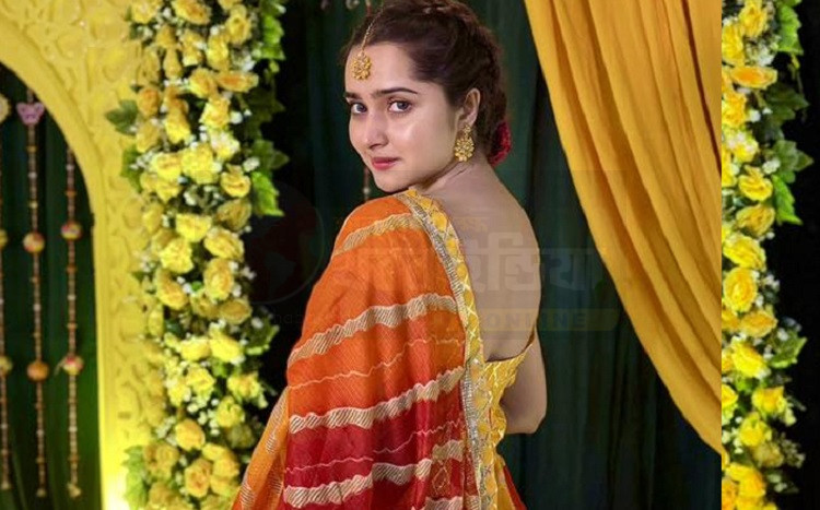 বন্ধুর গায়ে হলুদের অনুষ্ঠানে হলুদের সাজে কেয়া পায়েল