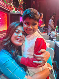 সারেগামাপার সেটে জোজো মুখোপাধ্যায় ও ছেলে আদীর জন্মদিন উদ্‌যাপন