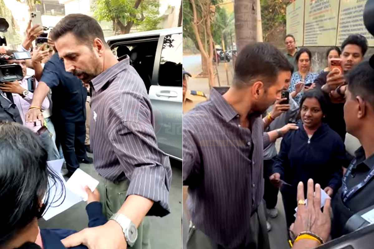 Akshay Kumar helping a woman at Mumbai voting center
